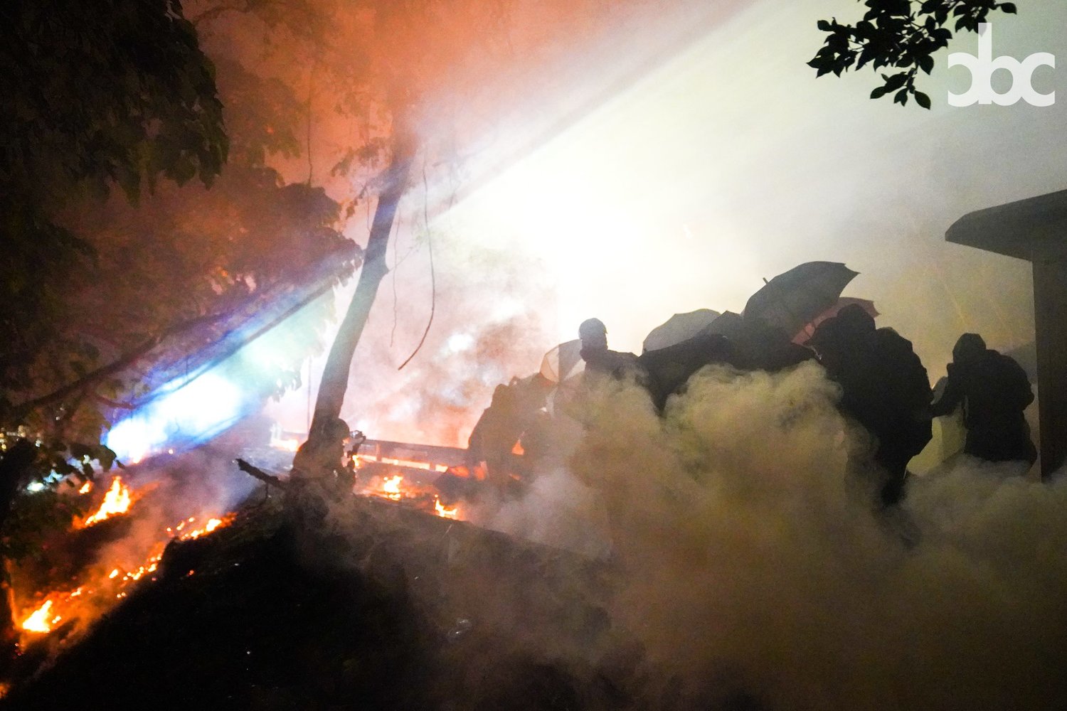 港警與學生爆發衝突,互相丟擲武器,校園內煙霧瀰漫、火苗四竄,場面險象環生。 圖:翻攝自城市廣播臉書 港警與學生爆發衝突,互相丟擲武器,校園內煙霧瀰漫、火苗四竄,場面險象環生。 圖:翻攝自城市廣播臉書