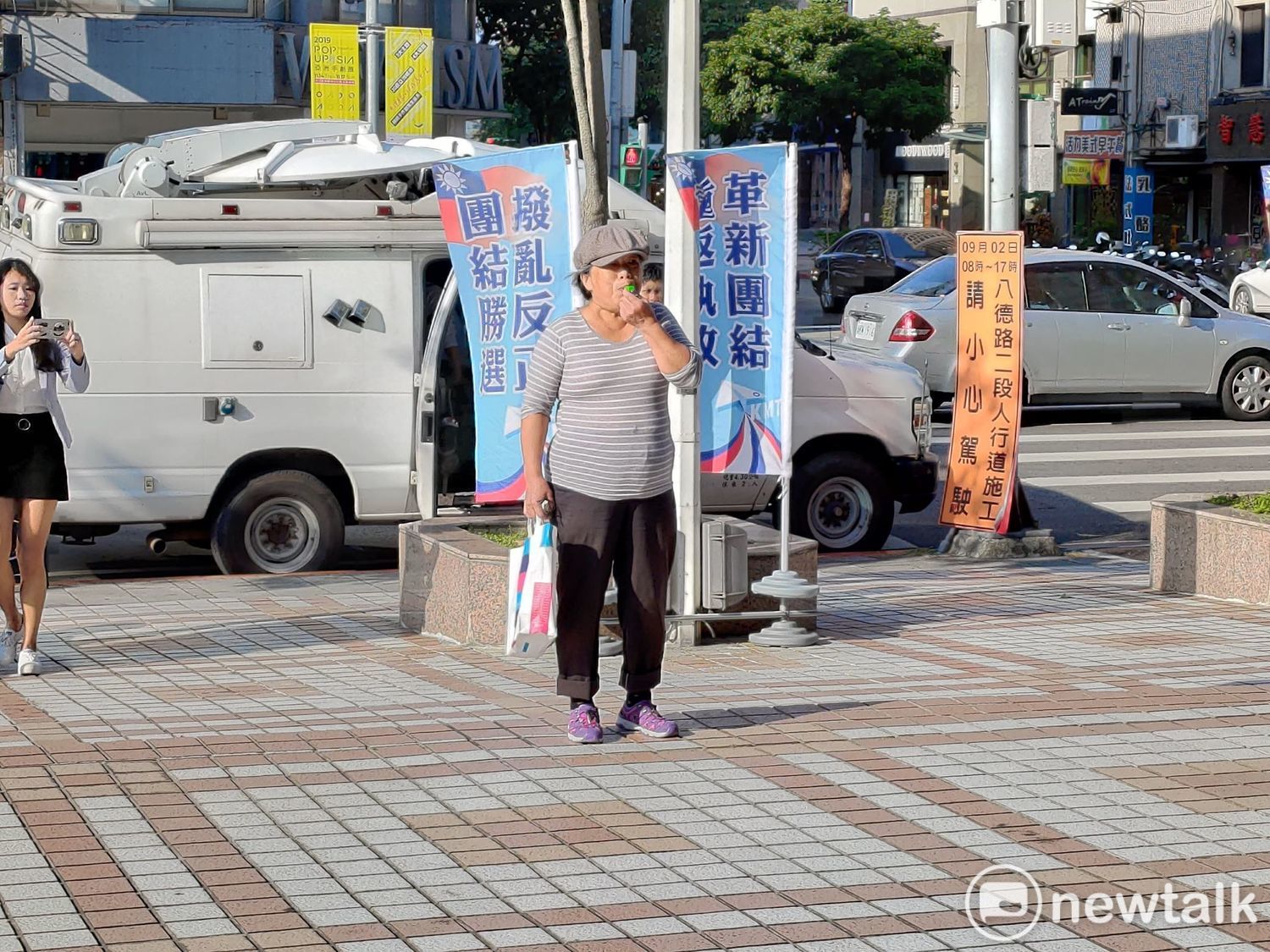 一名許姓民眾在國民黨中央黨部外吹哨,表達對國民黨不分區名單的不滿。 圖:黃建豪/攝 一名許姓民眾在國民黨中央黨部外吹哨,表達對國民黨不分區名單的不滿。 圖:黃建豪/攝