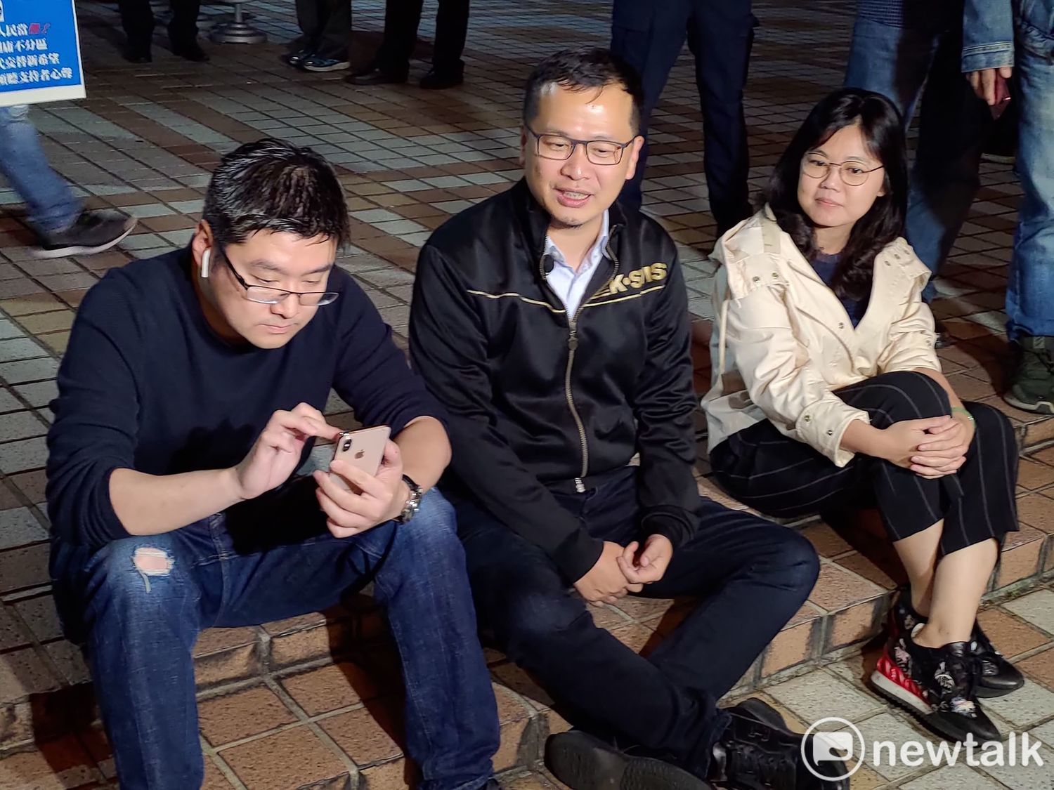 徐弘庭、羅智強、游淑慧靜坐抗議。 圖:黃建豪/攝 徐弘庭、羅智強、游淑慧靜坐抗議。 圖:黃建豪/攝