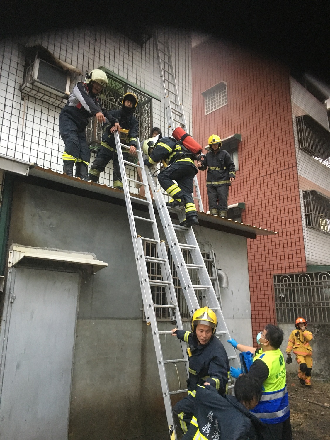 屏東縣內埔鄉今日清晨一處民宅發生火警。 圖 : 民眾 / 提供 屏東縣內埔鄉今日清晨一處民宅發生火警。 圖 : 民眾 / 提供