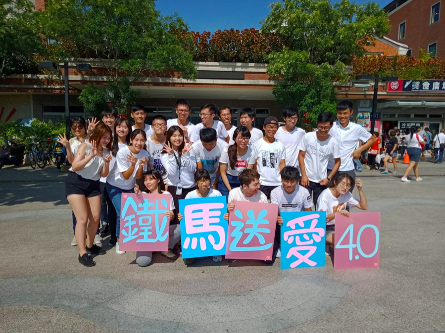 愛now青年志工團從2017年開始舉辦「鐵馬送愛」,找來全國各地的大學生親身陪伴長輩。 圖:愛now青年志工團/提供 愛now青年志工團從2017年開始舉辦「鐵馬送愛」,找來全國各地的大學生親身陪伴長輩。 圖:愛now青年志工團/提供