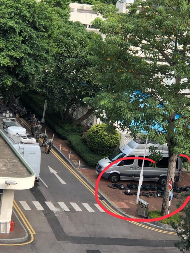 香港網友10月初拍到在解放軍軍營,有港警速龍小隊的裝備(紅圈處)。 圖:翻攝自Too Wing臉書