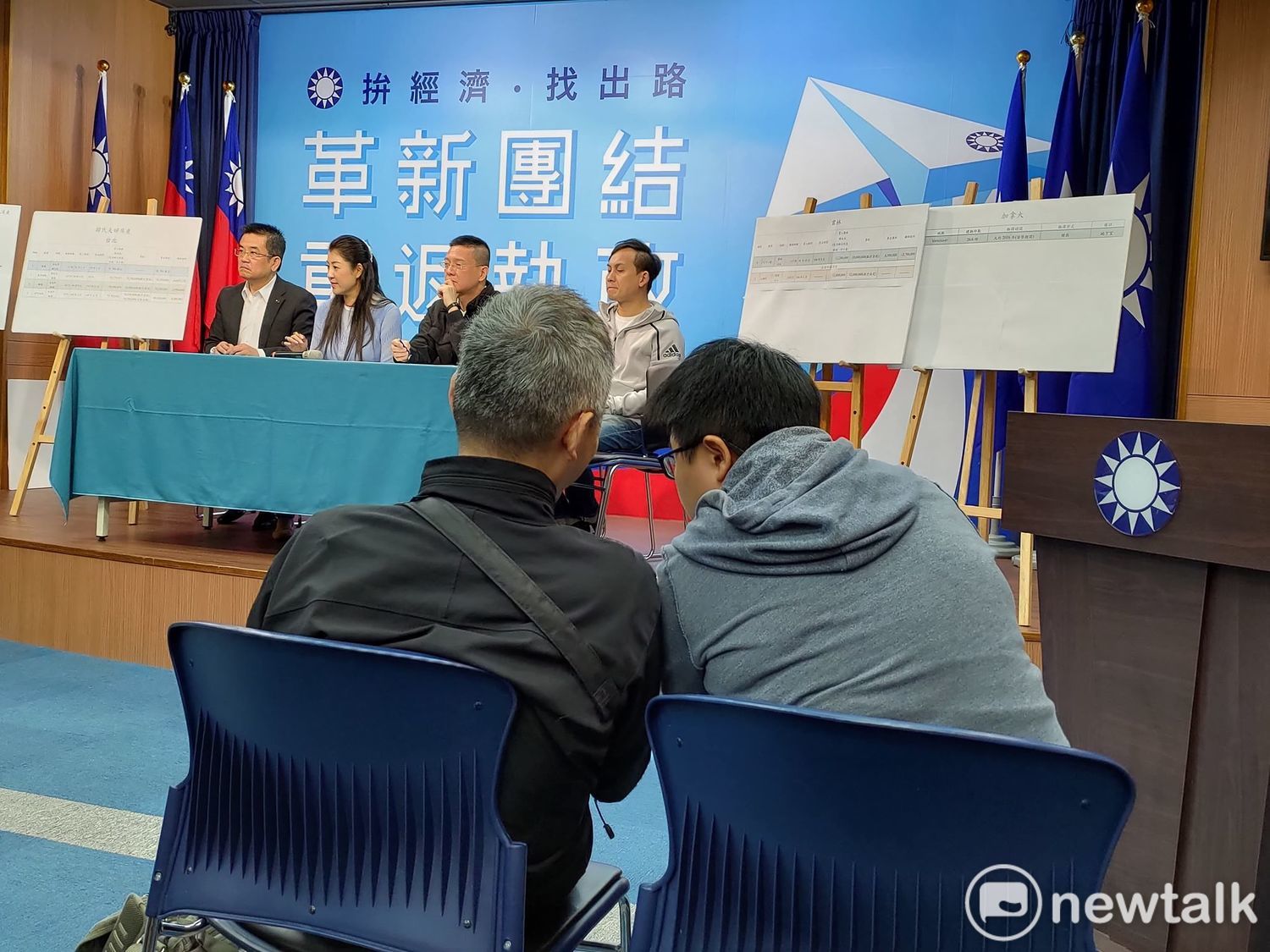 壹週刊記者(圖右)解釋韓營的質疑。 圖:黃建豪/攝 壹週刊記者(圖右)解釋韓營的質疑。 圖:黃建豪/攝