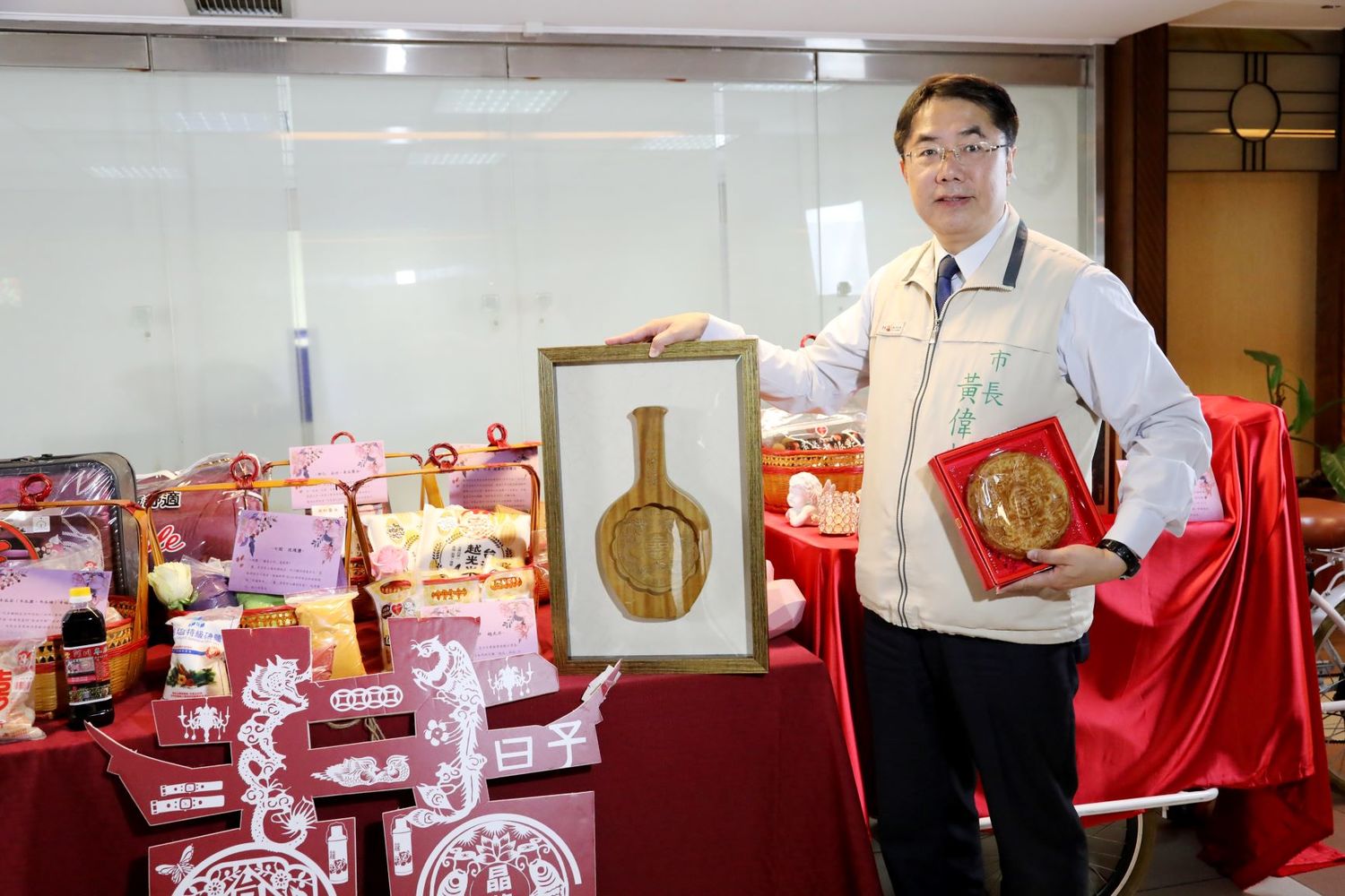 台南市政府送林志玲傳統大餅,餅模特別委託台南木工藝保存者陳啟村老師親手雕刻。 圖 : 黃博郎 / 攝 台南市政府送林志玲傳統大餅,餅模特別委託台南木工藝保存者陳啟村老師親手雕刻。 圖 : 黃博郎 / 攝
