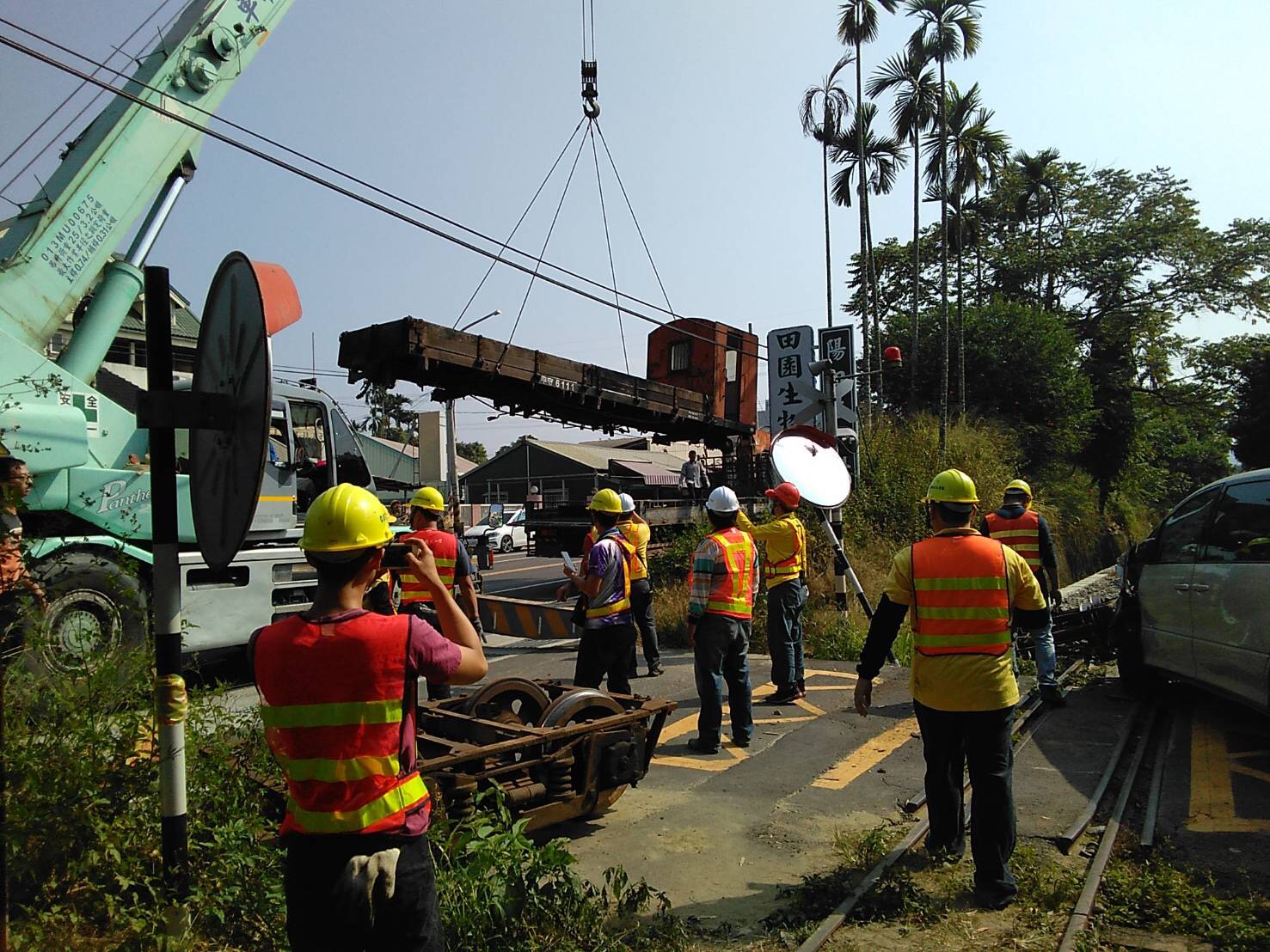 阿里山森林鐵路15日發生車禍,森鐵人員與警方前往搶救。 圖:阿里山森林鐵路管理處/提供 阿里山森林鐵路15日發生車禍,森鐵人員與警方前往搶救。 圖:阿里山森林鐵路管理處/提供