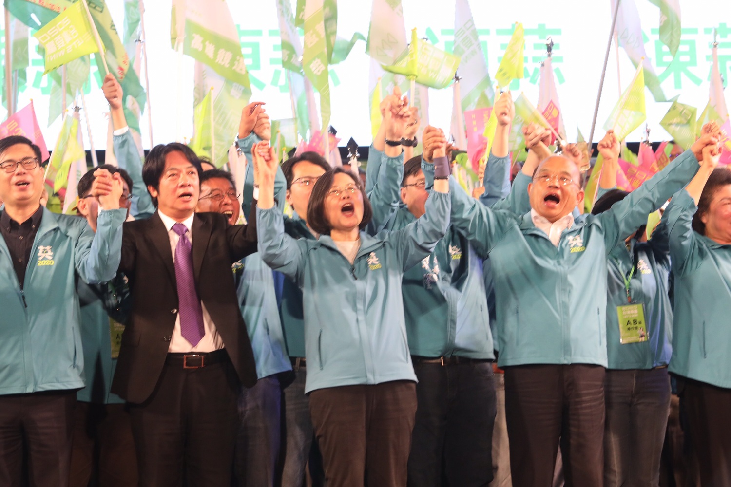 蔡英文高雄市競選總部今(16)成立,吸引十萬名群眾到場支持,賴清德、蘇貞昌、陳其邁多位民進黨重要幹部都到場,營造勝選氣勢。 圖:本報攝影中心攝 蔡英文高雄市競選總部今(16)成立,吸引十萬名群眾到場支持,賴清德、蘇貞昌、陳其邁多位民進黨重要幹部都到場,營造勝選氣勢。 圖:本報攝影中心攝