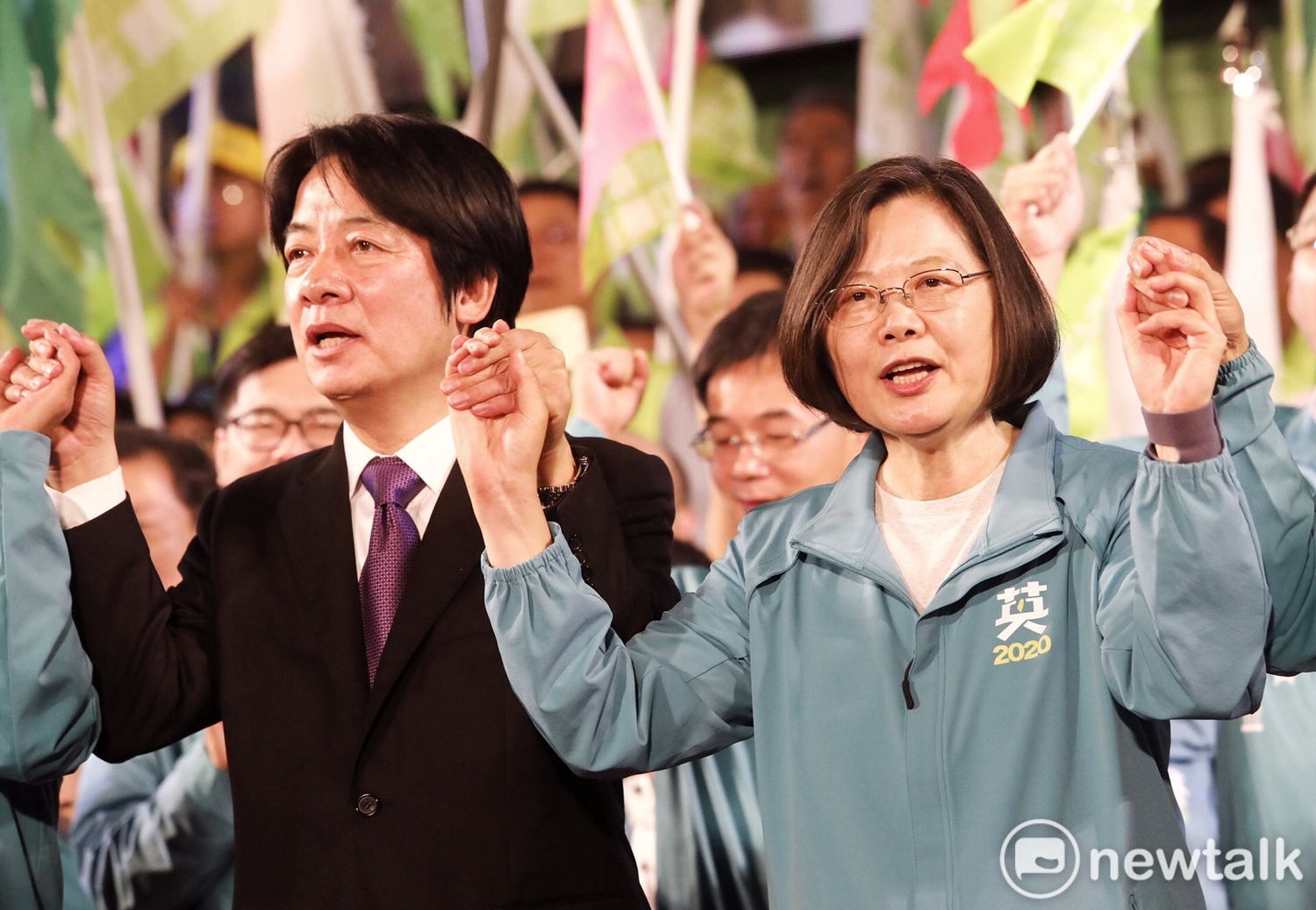 蔡英文高雄市競選總部今(16)舉辦成立大會,蔡賴同台,蔡英文明早九點宣布副手,「蔡賴配」呼之欲出。 圖:本報攝影中心攝 蔡英文高雄市競選總部今(16)舉辦成立大會,蔡賴同台,蔡英文明早九點宣布副手,「蔡賴配」呼之欲出。 圖:本報攝影中心攝