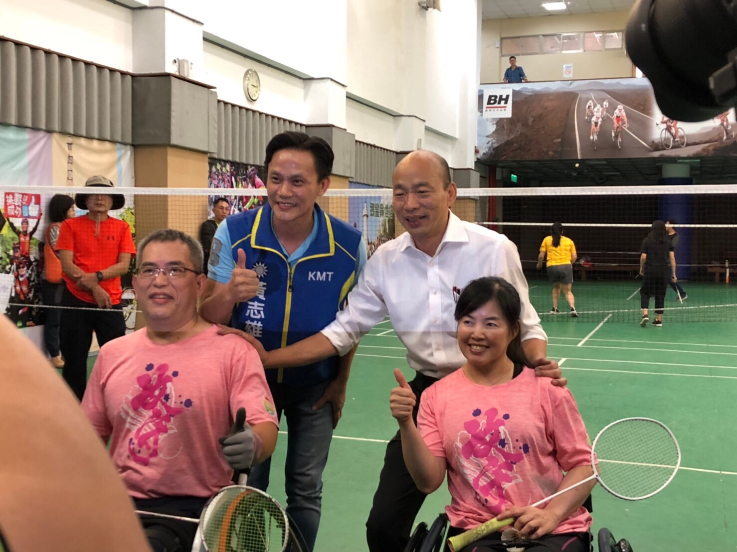 韓國瑜與黃志雄(後排左)一起發表七大體育政策。 圖:韓國瑜競選總部提供 韓國瑜與黃志雄(後排左)一起發表七大體育政策。 圖:韓國瑜競選總部提供