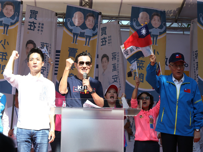 前總統馬英九(前中)為國民黨立委候選人蔣萬安(前左)站台輔選。 前總統馬英九(前中)為國民黨立委候選人蔣萬安(前左)站台輔選。