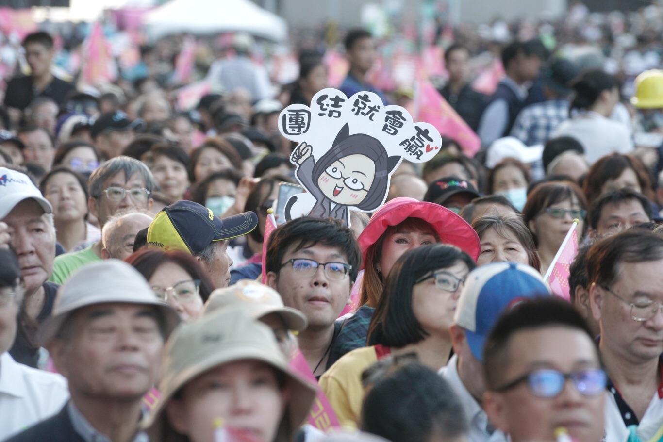 造勢活動現場萬人空巷,還有民眾高舉「團結就會贏」的Q版蔡英文舉牌。 圖:張良一/攝影 造勢活動現場萬人空巷,還有民眾高舉「團結就會贏」的Q版蔡英文舉牌。 圖:張良一/攝影