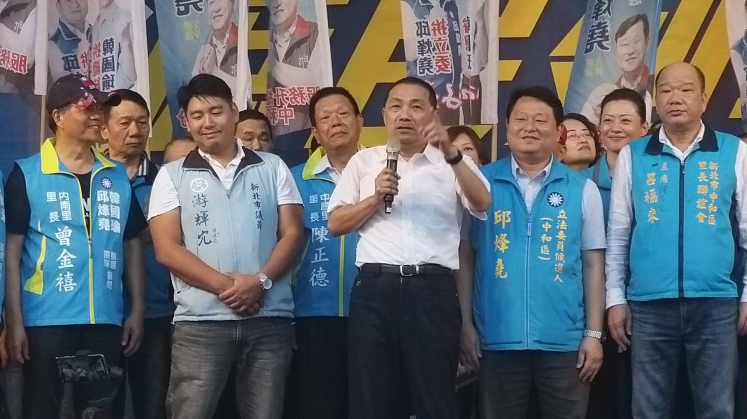侯友宜下午到邱烽堯舉辦「韓邱聯合競總成立大會」時,呼籲中和鄉親票投韓、邱。 圖:邱烽堯競總提供 侯友宜下午到邱烽堯舉辦「韓邱聯合競總成立大會」時,呼籲中和鄉親票投韓、邱。 圖:邱烽堯競總提供