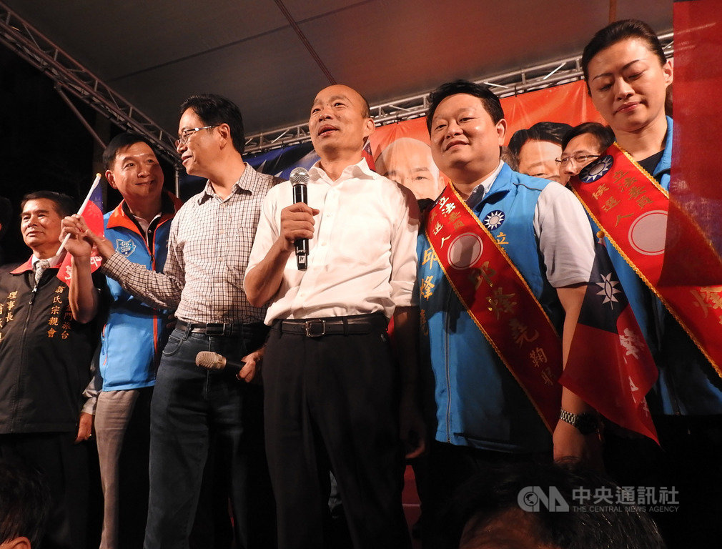 國民黨總統參選人韓國瑜(前右3)17日晚間到新北中和出席造勢活動,現場大合唱時選唱「快樂的出航」,帶起現場氣氛。 圖:中央社提供 國民黨總統參選人韓國瑜(前右3)17日晚間到新北中和出席造勢活動,現場大合唱時選唱「快樂的出航」,帶起現場氣氛。 圖:中央社提供