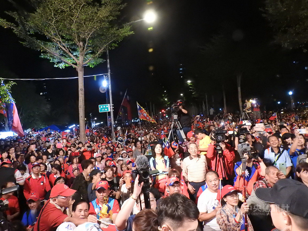 國民黨總統參選人韓國瑜17日晚間到新北市中和區出席造勢活動,吸引大批支持者到場力挺,現場人潮洶湧,場面熱烈。 圖:中央社提供 國民黨總統參選人韓國瑜17日晚間到新北市中和區出席造勢活動,吸引大批支持者到場力挺,現場人潮洶湧,場面熱烈。 圖:中央社提供