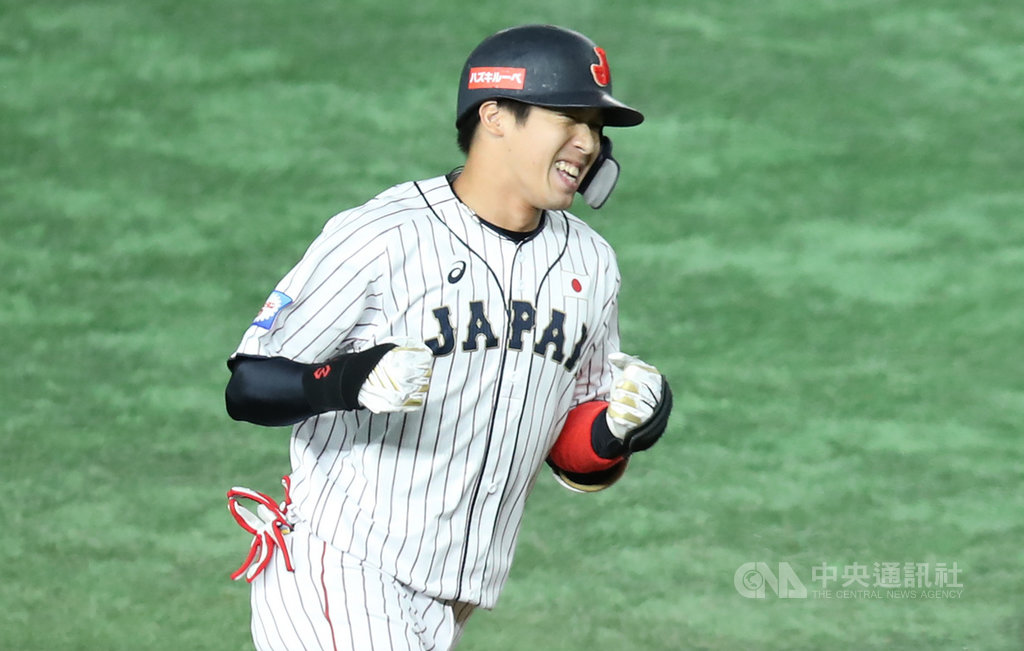 019第2屆世界12強棒球錦標賽17日晚間進行最終冠軍戰,日本、韓國複賽後再碰頭,韓國開場一度領先,2局下,日本山田哲人敲出3分砲,讓日本比數超前。 圖:中央社提供 019第2屆世界12強棒球錦標賽17日晚間進行最終冠軍戰,日本、韓國複賽後再碰頭,韓國開場一度領先,2局下,日本山田哲人敲出3分砲,讓日本比數超前。 圖:中央社提供