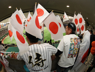 2019世界12強棒球錦標賽冠軍戰17日晚間在東京巨蛋開打,日本與韓國再度交手,現場有日本球迷頭上戴著插滿日本國旗的帽子,全力為日本隊加油。 圖:中央社提供 2019世界12強棒球錦標賽冠軍戰17日晚間在東京巨蛋開打,日本與韓國再度交手,現場有日本球迷頭上戴著插滿日本國旗的帽子,全力為日本隊加油。 圖:中央社提供