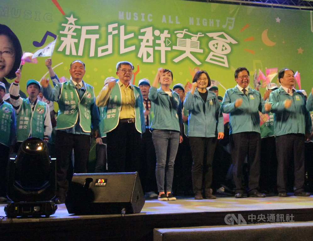 總統蔡英文(前右3)17日晚間到新北市林口區出席「新北群英會」,與桃園市長鄭文燦(前右2)等人同台造勢,台下支持者也高喊「凍蒜」,現場氣氛熱絡。 圖:中央社提供 總統蔡英文(前右3)17日晚間到新北市林口區出席「新北群英會」,與桃園市長鄭文燦(前右2)等人同台造勢,台下支持者也高喊「凍蒜」,現場氣氛熱絡。 圖:中央社提供