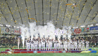 2019世界12強棒球錦標賽決賽17日晚間在東京巨蛋舉行,終場由地主國日本(圖)以5比3逆轉勝韓國,奪下本屆賽事冠軍,場內拋下金色彩帶歡慶。 圖:中央社提供 2019世界12強棒球錦標賽決賽17日晚間在東京巨蛋舉行,終場由地主國日本(圖)以5比3逆轉勝韓國,奪下本屆賽事冠軍,場內拋下金色彩帶歡慶。 圖:中央社提供
