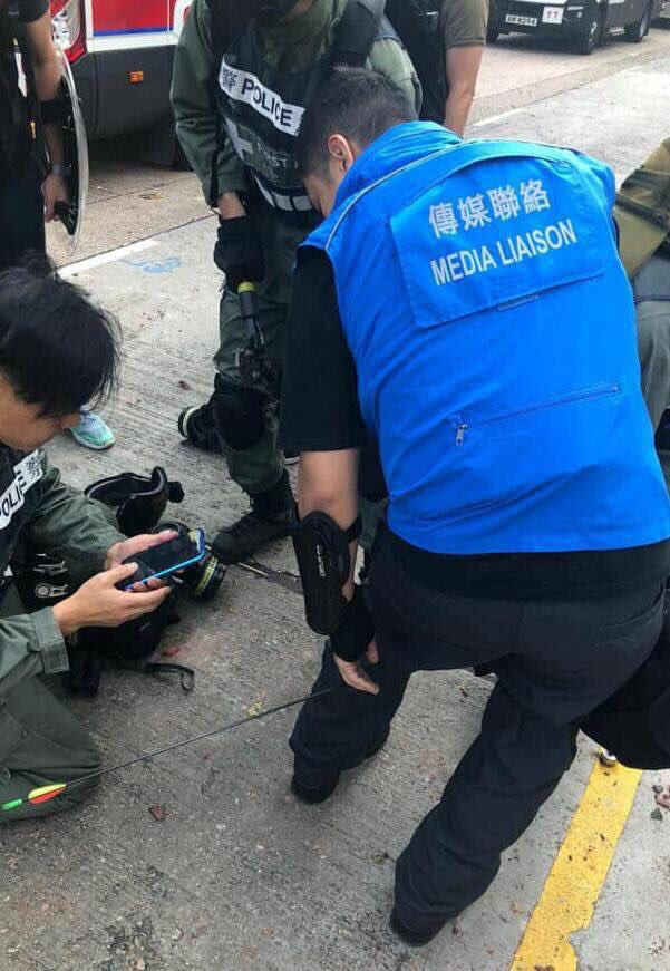 一名警方傳媒聯絡隊人員的小腿被示威者的弓箭射中,因此受傷送醫,讓現場迅速升溫。 圖:翻攝自推特 一名警方傳媒聯絡隊人員的小腿被示威者的弓箭射中,因此受傷送醫,讓現場迅速升溫。 圖:翻攝自推特