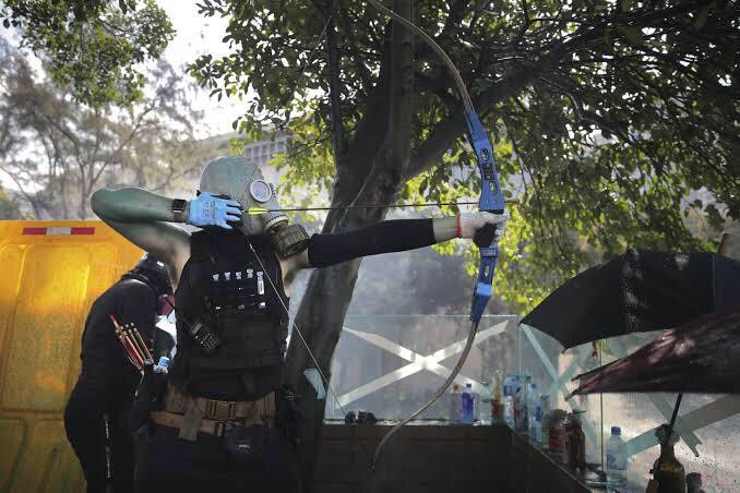 示威者發射弓箭,攻擊警方。 圖:翻攝自推特 示威者發射弓箭,攻擊警方。 圖:翻攝自推特