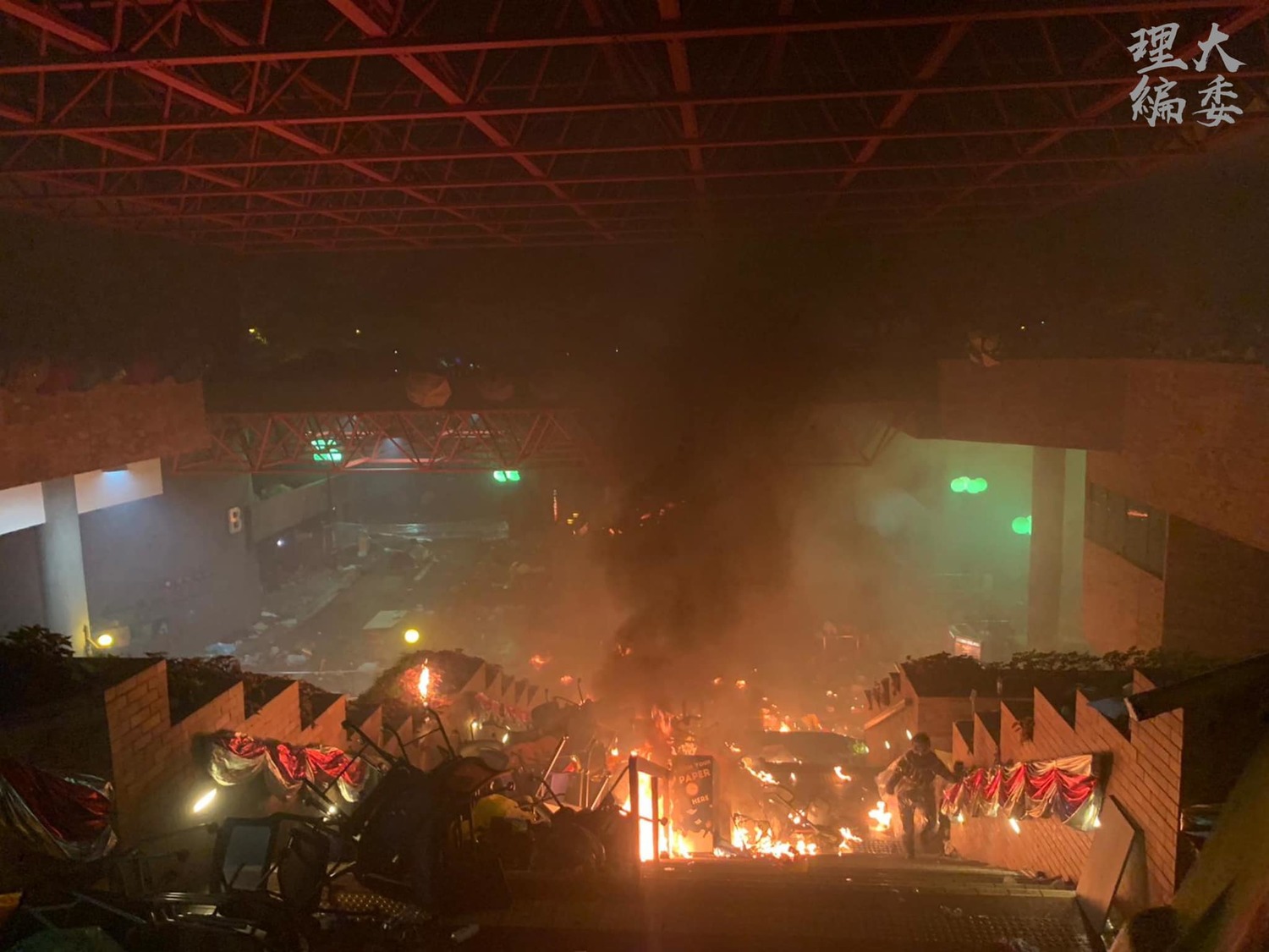 理工大學正門因示威者與速龍小組激戰,現場陷入火海。 圖:翻攝自理大學生報編委會臉書 理工大學正門因示威者與速龍小組激戰,現場陷入火海。 圖:翻攝自理大學生報編委會臉書