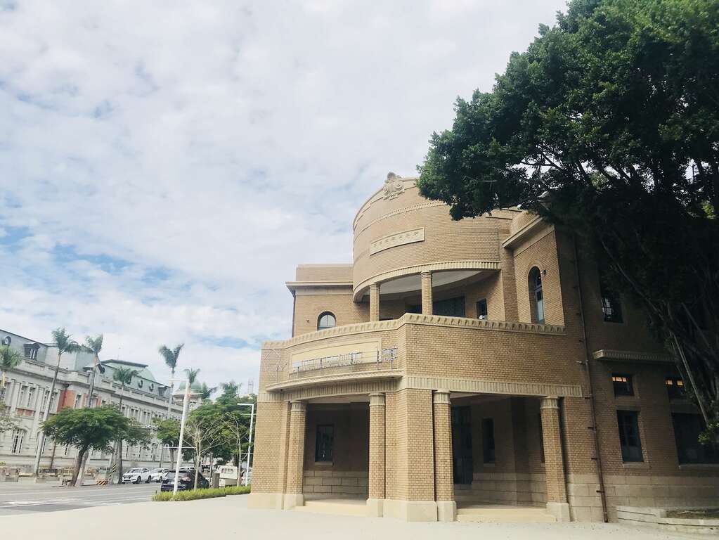 台南美術館一館原為台南警察署,館內中庭清幽,也是林志玲婚禮晚宴的場地。 圖:翻攝自台南旅遊網 台南美術館一館原為台南警察署,館內中庭清幽,也是林志玲婚禮晚宴的場地。 圖:翻攝自台南旅遊網