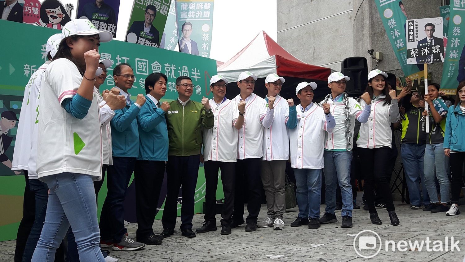 賴清德、游錫堃、卓榮泰陪同新北12位黨籍立委參選人登記參選。 圖:林昀真/攝 賴清德、游錫堃、卓榮泰陪同新北12位黨籍立委參選人登記參選。 圖:林昀真/攝