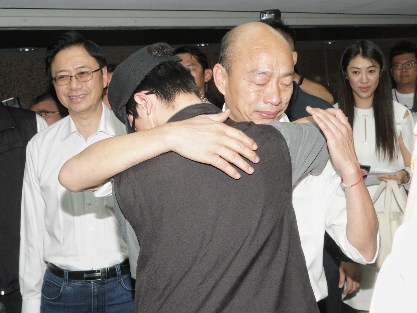 圖說:韓完成總統候選人登記後,國安局正式接手維安工作,韓和這幾月擔任他隨扈工作的警察相擁告別,一些警察向敬禮後,當場啜泣。圖:張良一/攝 圖說:韓完成總統候選人登記後,國安局正式接手維安工作,韓和這幾月擔任他隨扈工作的警察相擁告別,一些警察向敬禮後,當場啜泣。圖:張良一/攝