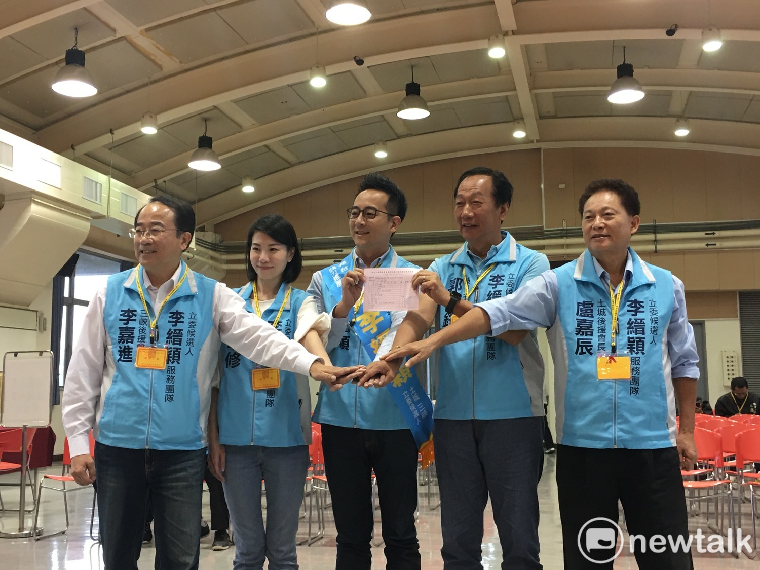 郭台銘陪子弟兵李縉穎登記參選。 圖:林昀真/攝 郭台銘陪子弟兵李縉穎登記參選。 圖:林昀真/攝