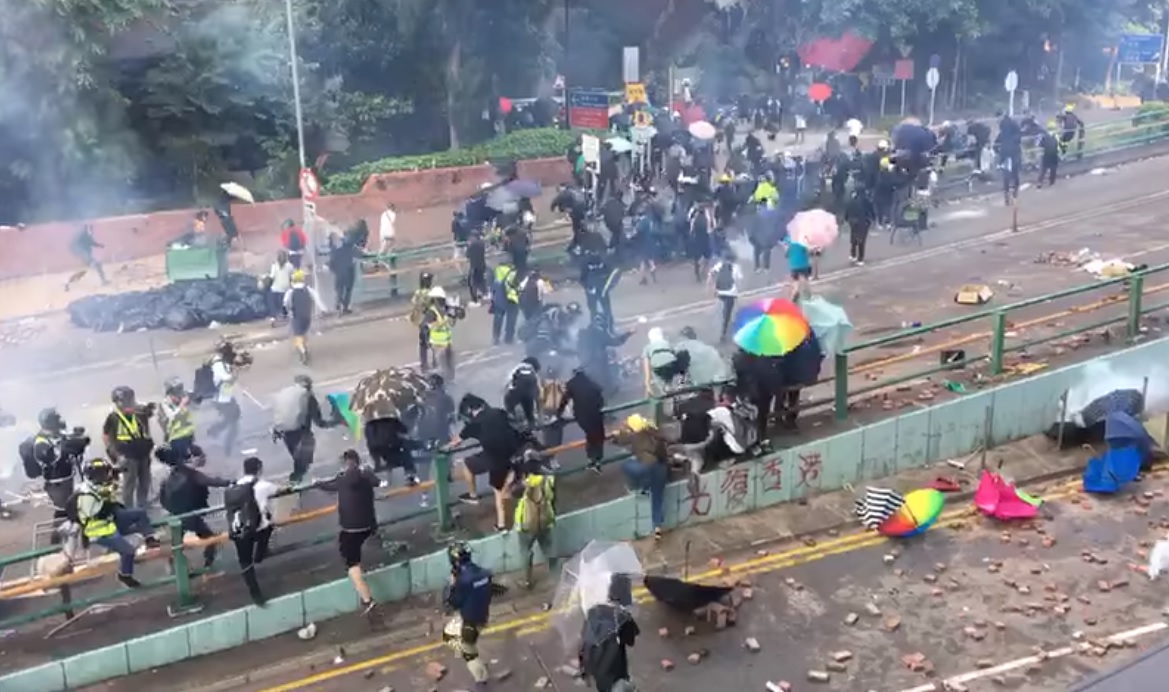 香港理工大學示威者中午過後欲第三度突破警方防線仍失敗。 圖:翻攝自立場新聞臉書 香港理工大學示威者中午過後欲第三度突破警方防線仍失敗。 圖:翻攝自立場新聞臉書