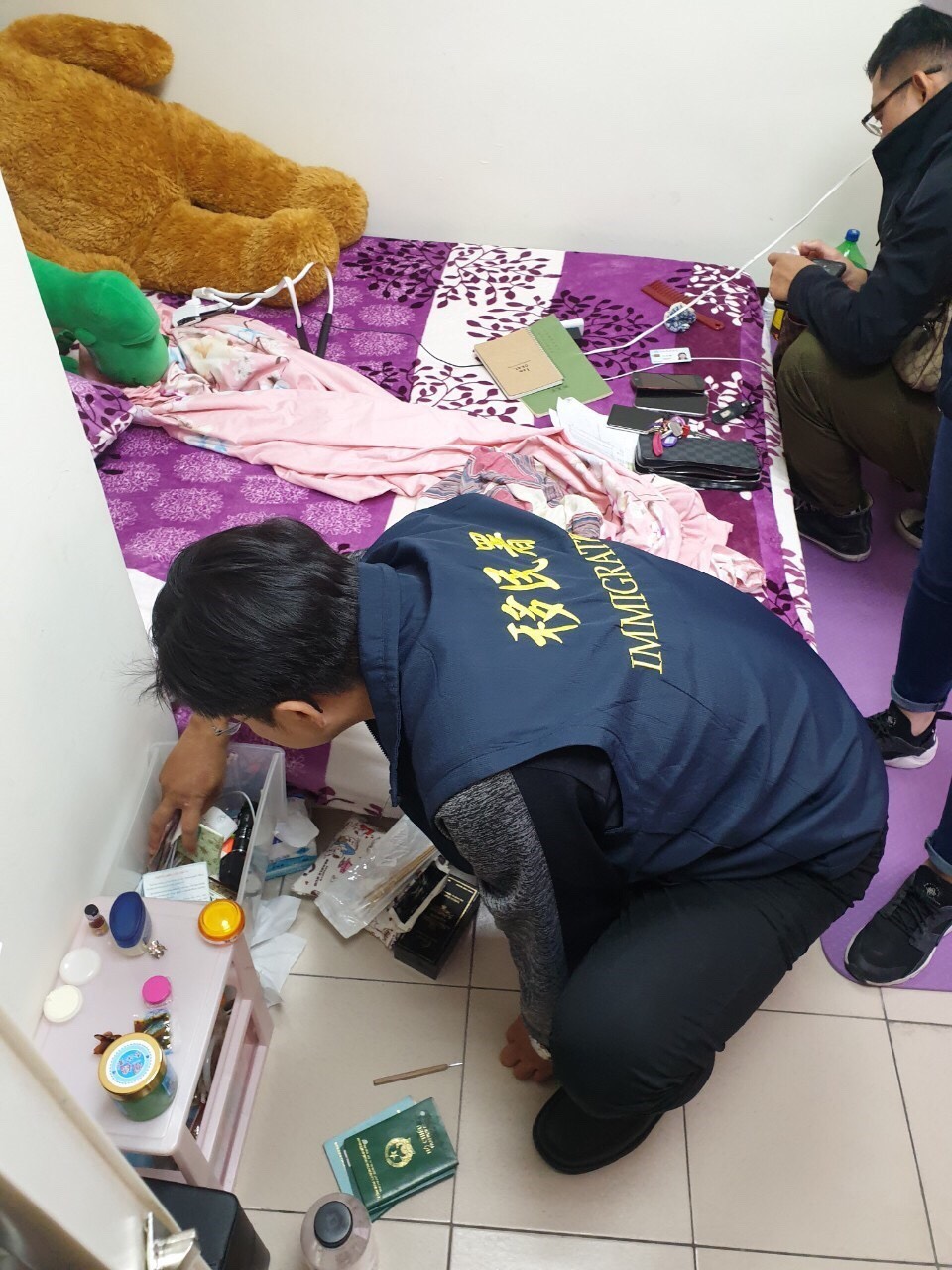 警方破獲跨國應召集團,並於相關處所進行搜索、拘提。 圖 : 臺北市專勤隊/提供 警方破獲跨國應召集團,並於相關處所進行搜索、拘提。 圖 : 臺北市專勤隊/提供