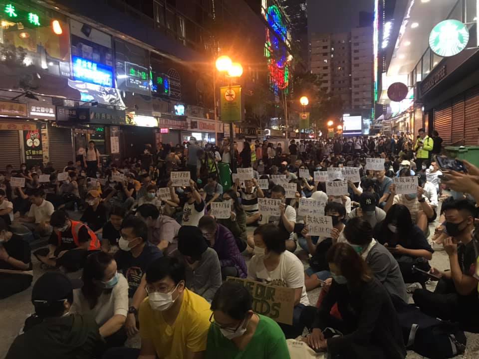 在等待區的家長們表示,不知道能做什麼,「但這裡是離孩子最近的地方」。 圖 : 翻攝張潔平臉書 在等待區的家長們表示,不知道能做什麼,「但這裡是離孩子最近的地方」。 圖 : 翻攝張潔平臉書