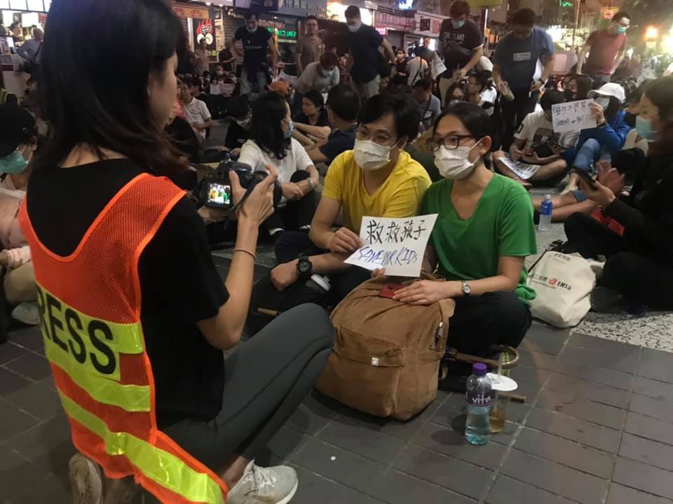 有家長手持標語,寫著「入理大救孩子」、「救救孩子,我不自殺」。 圖 : 翻攝張潔平臉書 有家長手持標語,寫著「入理大救孩子」、「救救孩子,我不自殺」。 圖 : 翻攝張潔平臉書