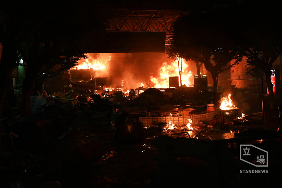 示威者在理工大學與港警通宵對峙爆發激烈衝突,遍地烽火。 圖:翻攝立場新聞 示威者在理工大學與港警通宵對峙爆發激烈衝突,遍地烽火。 圖:翻攝立場新聞
