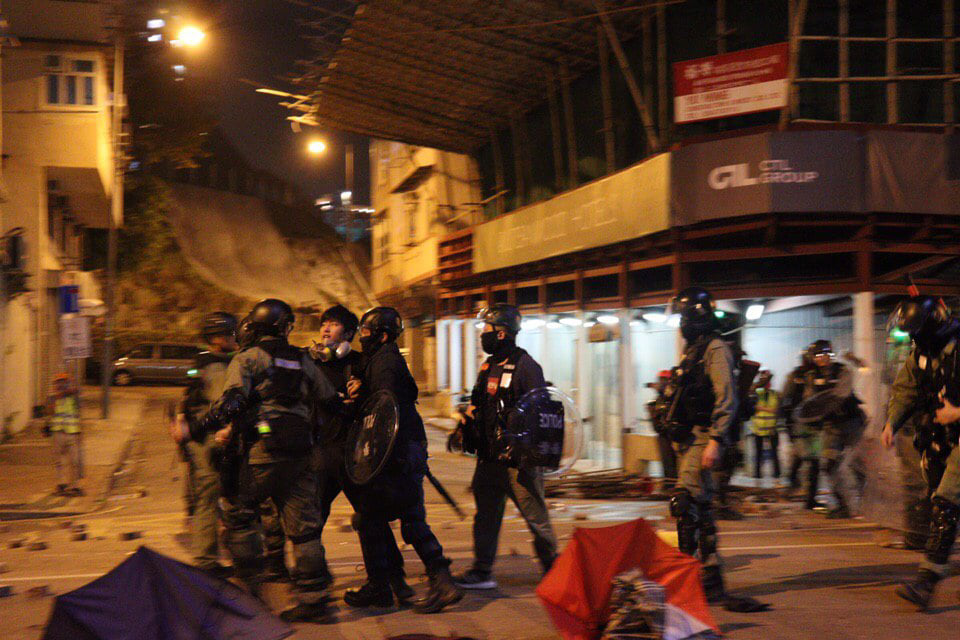 香港警察17日起以暴力強攻理工大學,涉及沒有安全指引就使用武器,逮捕1名示威者,手段令國際譁然。 圖:翻攝自香港大學學生會學苑即時新聞臉書 香港警察17日起以暴力強攻理工大學,涉及沒有安全指引就使用武器,逮捕1名示威者,手段令國際譁然。 圖:翻攝自香港大學學生會學苑即時新聞臉書