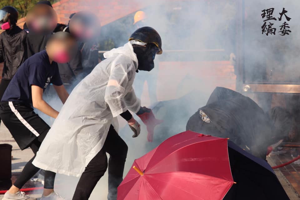 2019年香港爆發反送中示威遊行，多所大學校園被牽涉其中。(圖為香港理工大學遭到港警猛烈攻擊) 圖：翻攝自理大學生報編委會臉書(資料照)