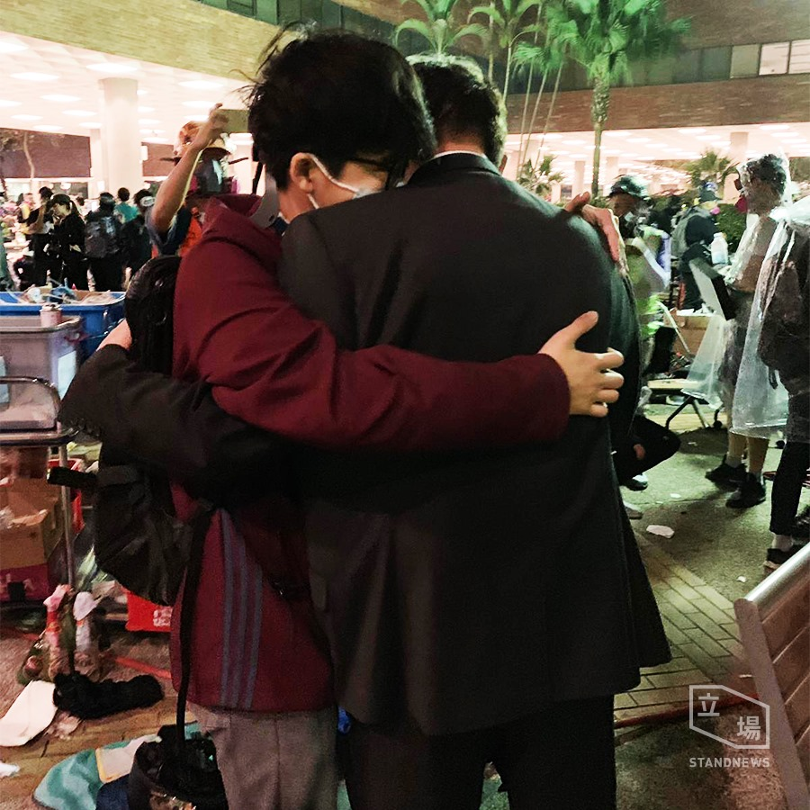 學生和校長見面後說,「我知可能會輸,但我唔想有遺憾呀。」(我知道可能會輸,但我不想有遺憾) 不願離開。 圖:翻攝自立場新聞