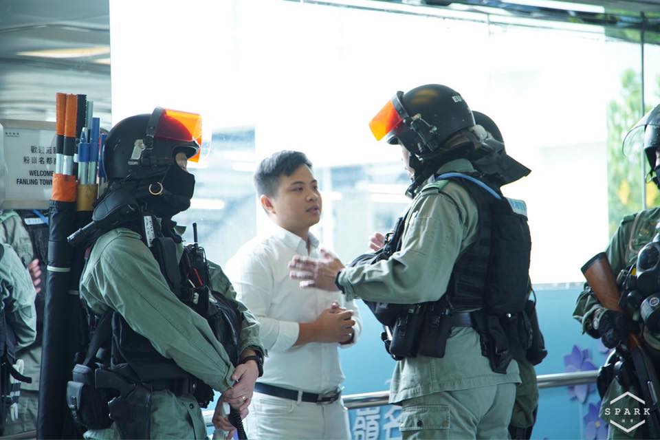 香港中小學今(20)日「復課」,網上有人呼籲 18 區「晨曦行動 2.0」,港警出動維持秩序。 圖:翻攝 Spark • 撻著臉書 香港中小學今(20)日「復課」,網上有人呼籲 18 區「晨曦行動 2.0」,港警出動維持秩序。 圖:翻攝 Spark • 撻著臉書