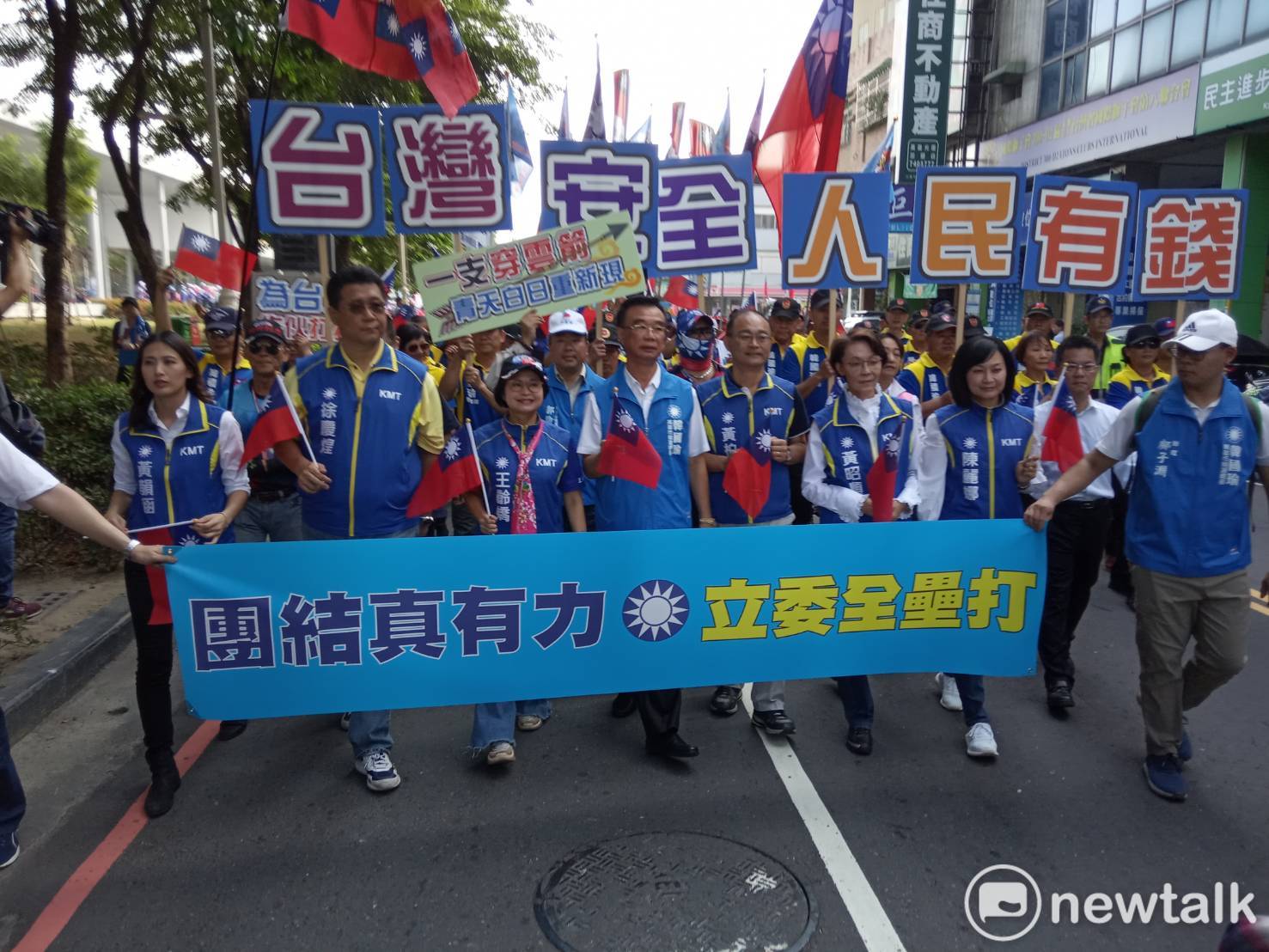 國民黨立委候選人帶著支持者從鳳山行政中心走向選委會,準備辦理登記。 圖:孫家銘/攝 國民黨立委候選人帶著支持者從鳳山行政中心走向選委會,準備辦理登記。 圖:孫家銘/攝