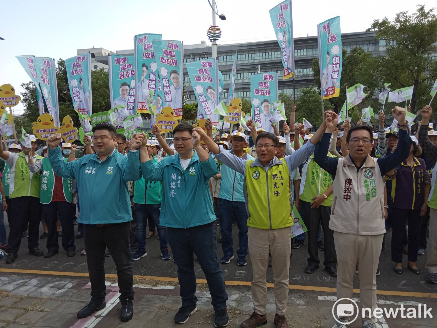 賴瑞隆(前排左二)不甘示弱,帶領支持者喊口號。 圖:孫家銘/攝 賴瑞隆(前排左二)不甘示弱,帶領支持者喊口號。 圖:孫家銘/攝