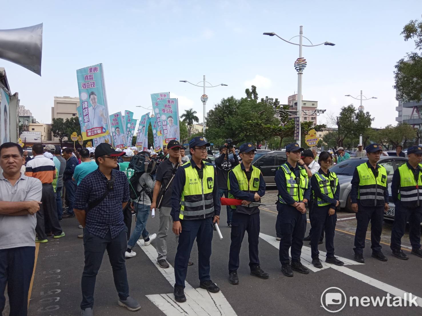 警方以人牆隔開藍綠雙方支持者。 圖:孫家銘/攝 警方以人牆隔開藍綠雙方支持者。 圖:孫家銘/攝