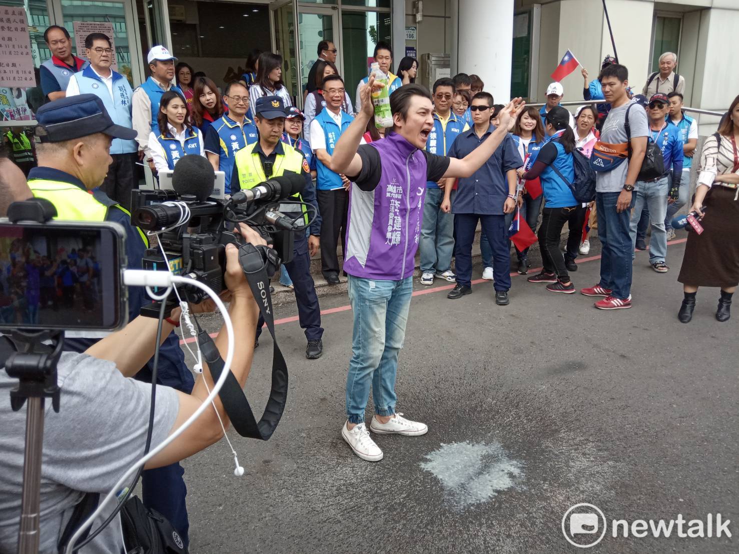 台灣維新黨立委候選人李建輝倒綠奶嗆下架蔡英文。 圖:孫家銘/攝 台灣維新黨立委候選人李建輝倒綠奶嗆下架蔡英文。 圖:孫家銘/攝