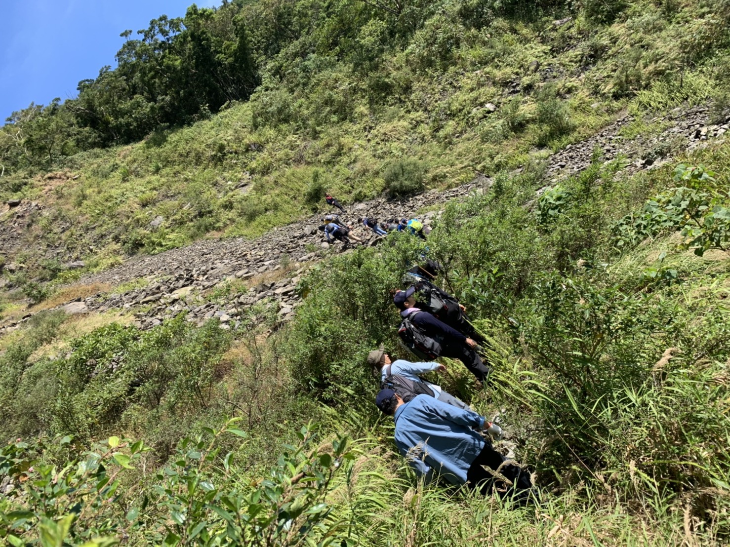 消防人員歷經10日搜救,今日終於在七佳溪河床尋獲失聯民眾。 圖:民眾/提供 消防人員歷經10日搜救,今日終於在七佳溪河床尋獲失聯民眾。 圖:民眾/提供
