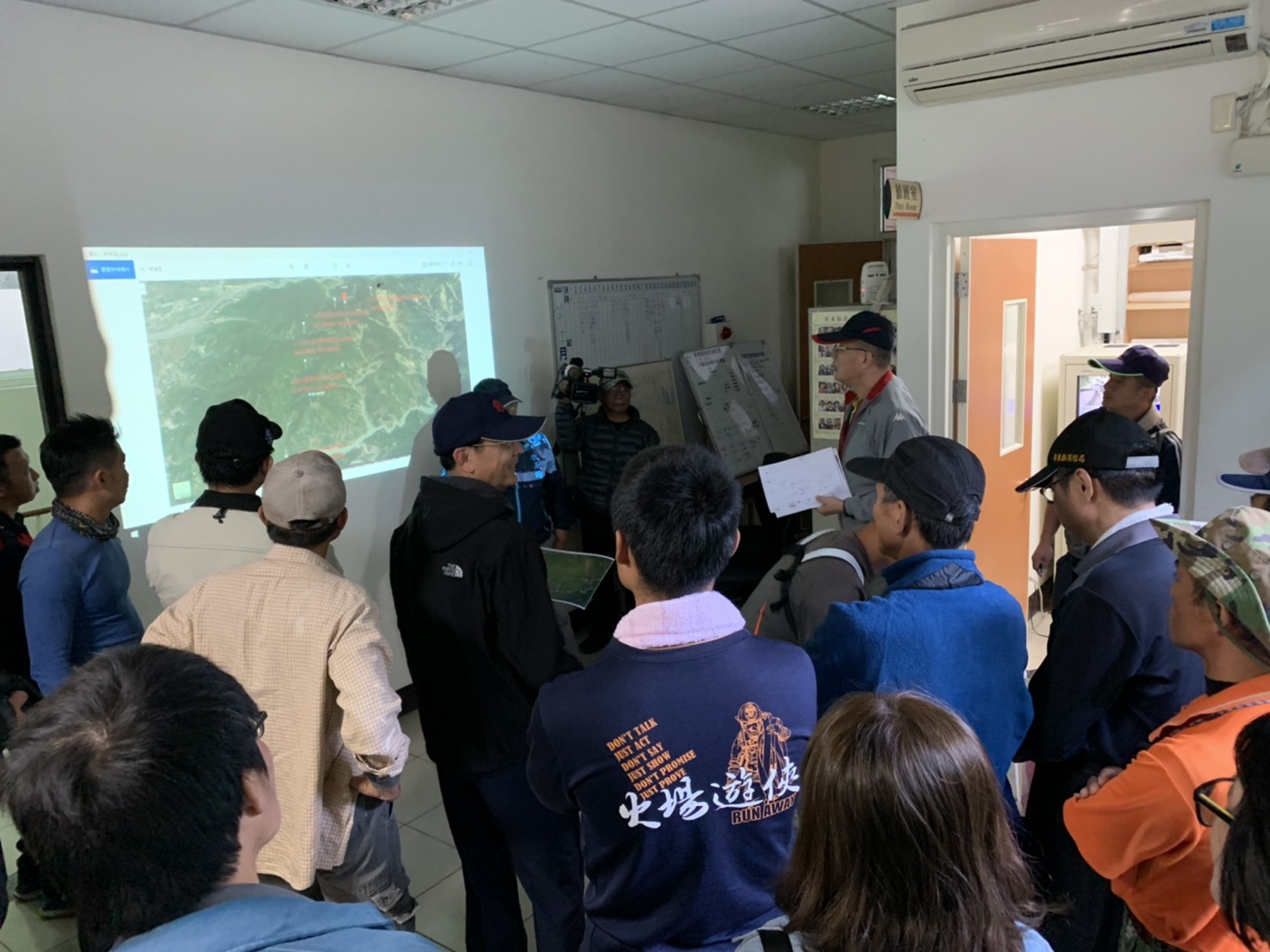 消防人員歷經10日搜救,今日終於在七佳溪河床尋獲失聯民眾。 圖:民眾/提供 消防人員歷經10日搜救,今日終於在七佳溪河床尋獲失聯民眾。 圖:民眾/提供