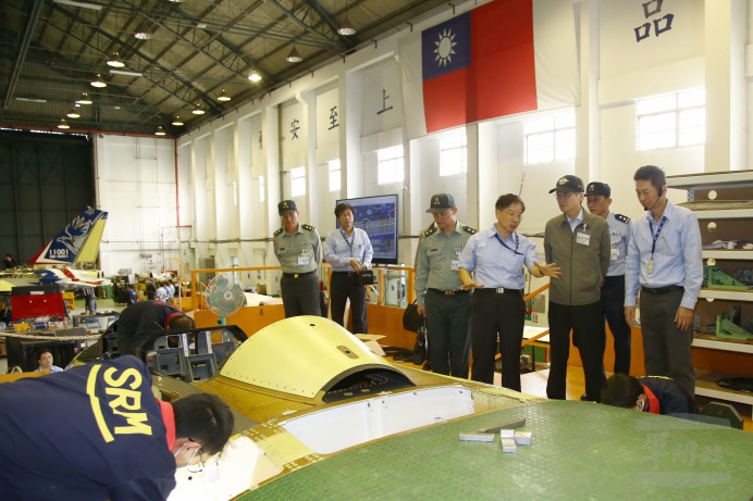 國防部長嚴德發訪視漢翔公司,瞭解空軍新式高教機研製及F-16戰機構改案等專案執行進度。 圖:軍聞社/提供 國防部長嚴德發訪視漢翔公司,瞭解空軍新式高教機研製及F-16戰機構改案等專案執行進度。 圖:軍聞社/提供