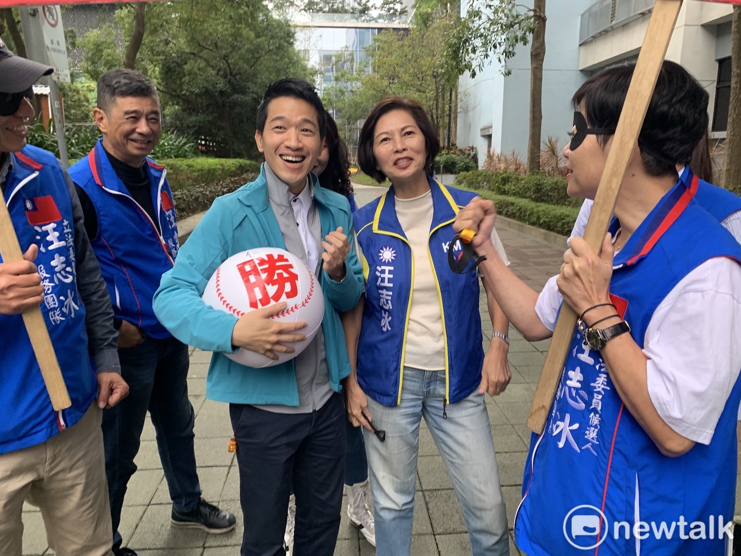 民進黨立委參選人何志偉登記巧遇國民黨汪志冰,兩人放下藍綠恩怨,互相鼓勵打氣。 圖:周煊惠 /攝 民進黨立委參選人何志偉登記巧遇國民黨汪志冰,兩人放下藍綠恩怨,互相鼓勵打氣。 圖:周煊惠 /攝