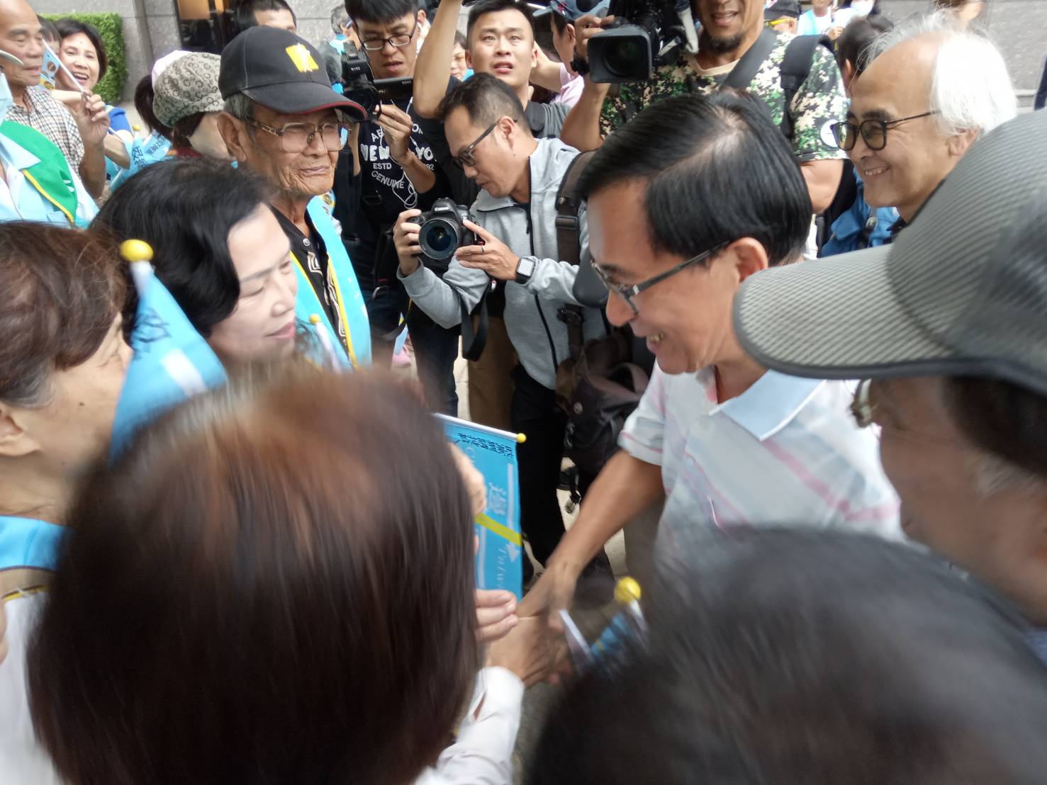 阿扁與支持者一一握手。 圖:孫家銘/攝 阿扁與支持者一一握手。 圖:孫家銘/攝