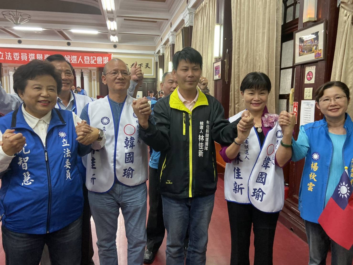 沈智慧登記者巧遇第一選區候選人林佳新由市議長張清照陪同辦理登記,兩人相互加油打氣。 圖:林佳新競選總部/提供 沈智慧登記者巧遇第一選區候選人林佳新由市議長張清照陪同辦理登記,兩人相互加油打氣。 圖:林佳新競選總部/提供