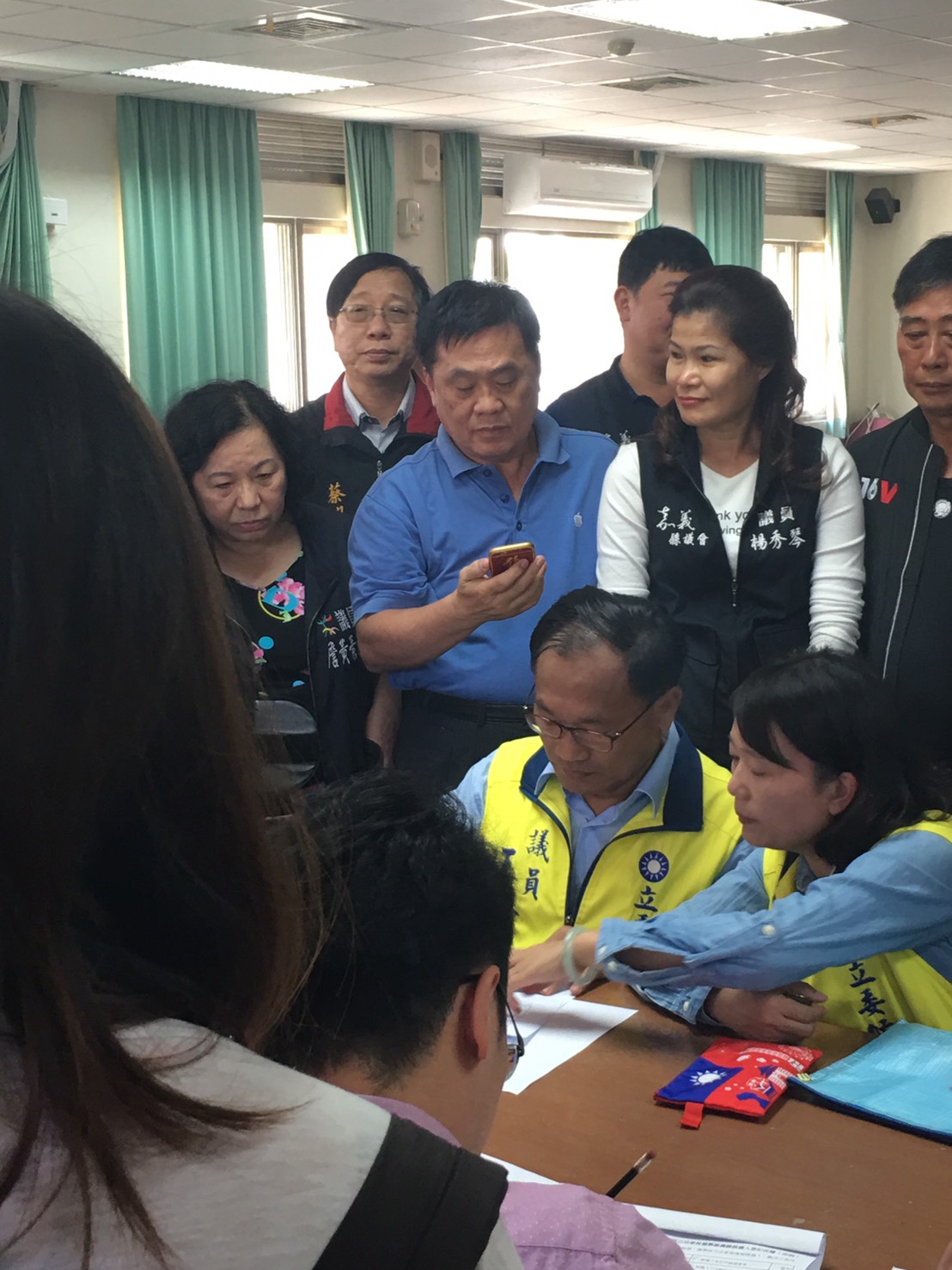 王啟澧在前立委翁重鈞的陪同下登記參選嘉義縣第一選區(海區)立委。 圖:嘉義縣政府/提供 王啟澧在前立委翁重鈞的陪同下登記參選嘉義縣第一選區(海區)立委。 圖:嘉義縣政府/提供