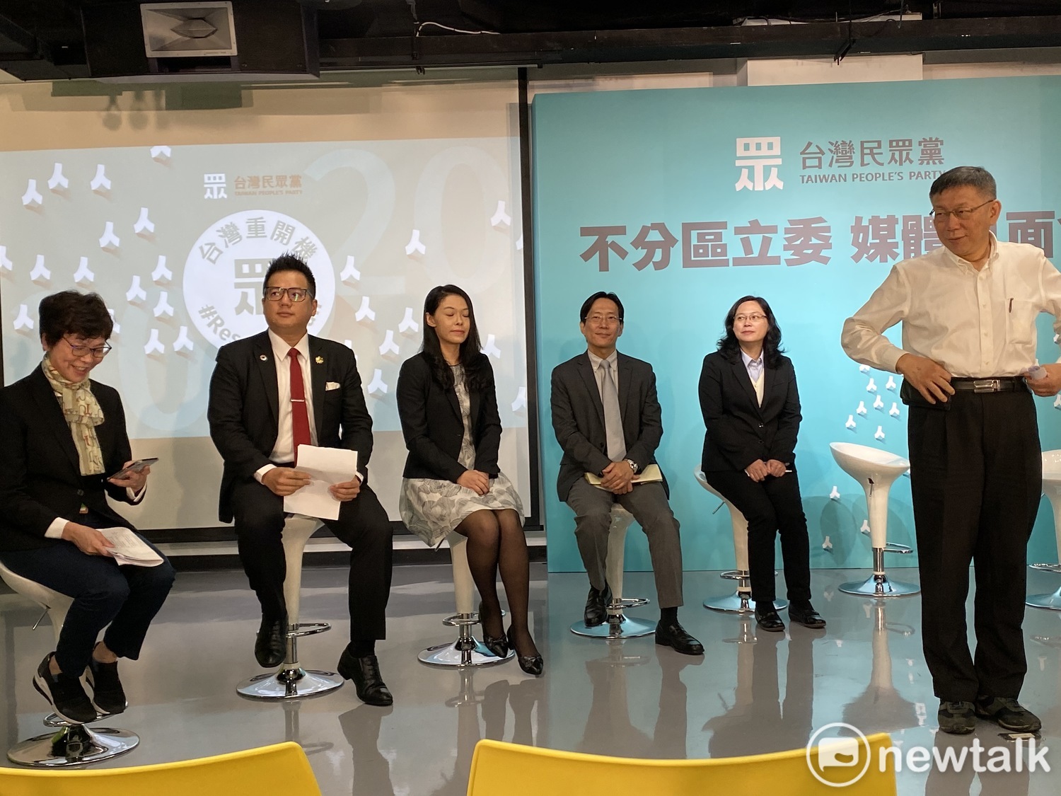 民眾黨主席柯文哲(右起)與不分區立委提名人賴香伶、張其祿、高虹安、邱臣遠、蔡壁如。 圖:周煊惠 /攝 民眾黨主席柯文哲(右起)與不分區立委提名人賴香伶、張其祿、高虹安、邱臣遠、蔡壁如。 圖:周煊惠 /攝
