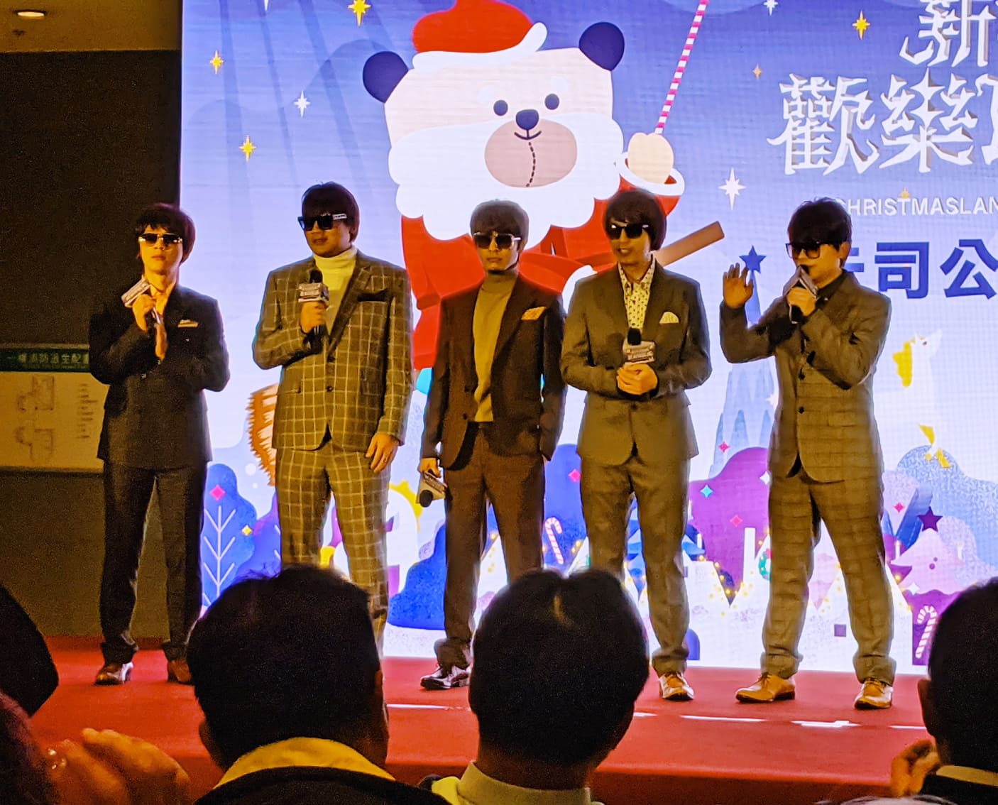卡司公布記者會上,五名網紅蔡阿嘎、馬叔叔、RJ廉傑克曼、蔡哥、HowHow模仿披頭四裝扮,組成「七月半樂團」。 圖:謝佳真/攝 卡司公布記者會上,五名網紅蔡阿嘎、馬叔叔、RJ廉傑克曼、蔡哥、HowHow模仿披頭四裝扮,組成「七月半樂團」。 圖:謝佳真/攝